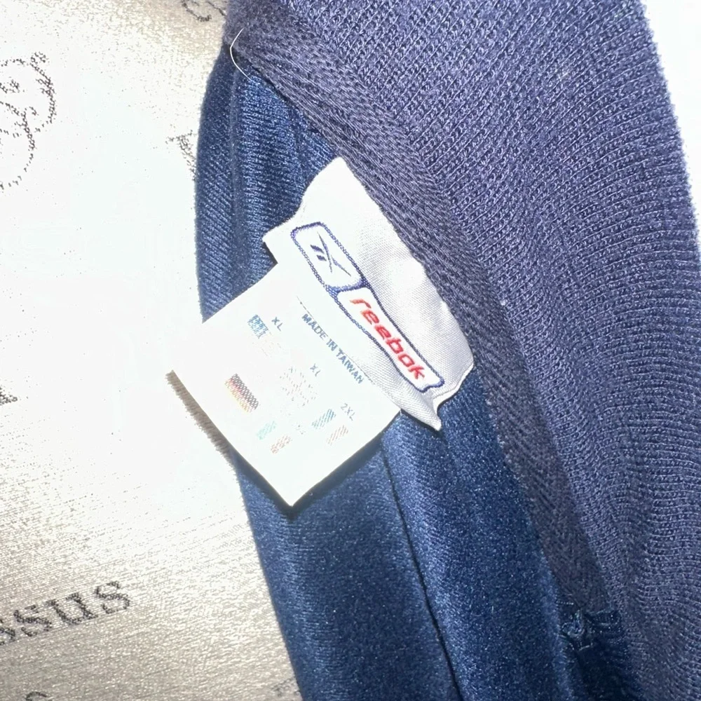 Vintage Reebok Men's Navy and Cream Jacket - Picture 4 of 4
